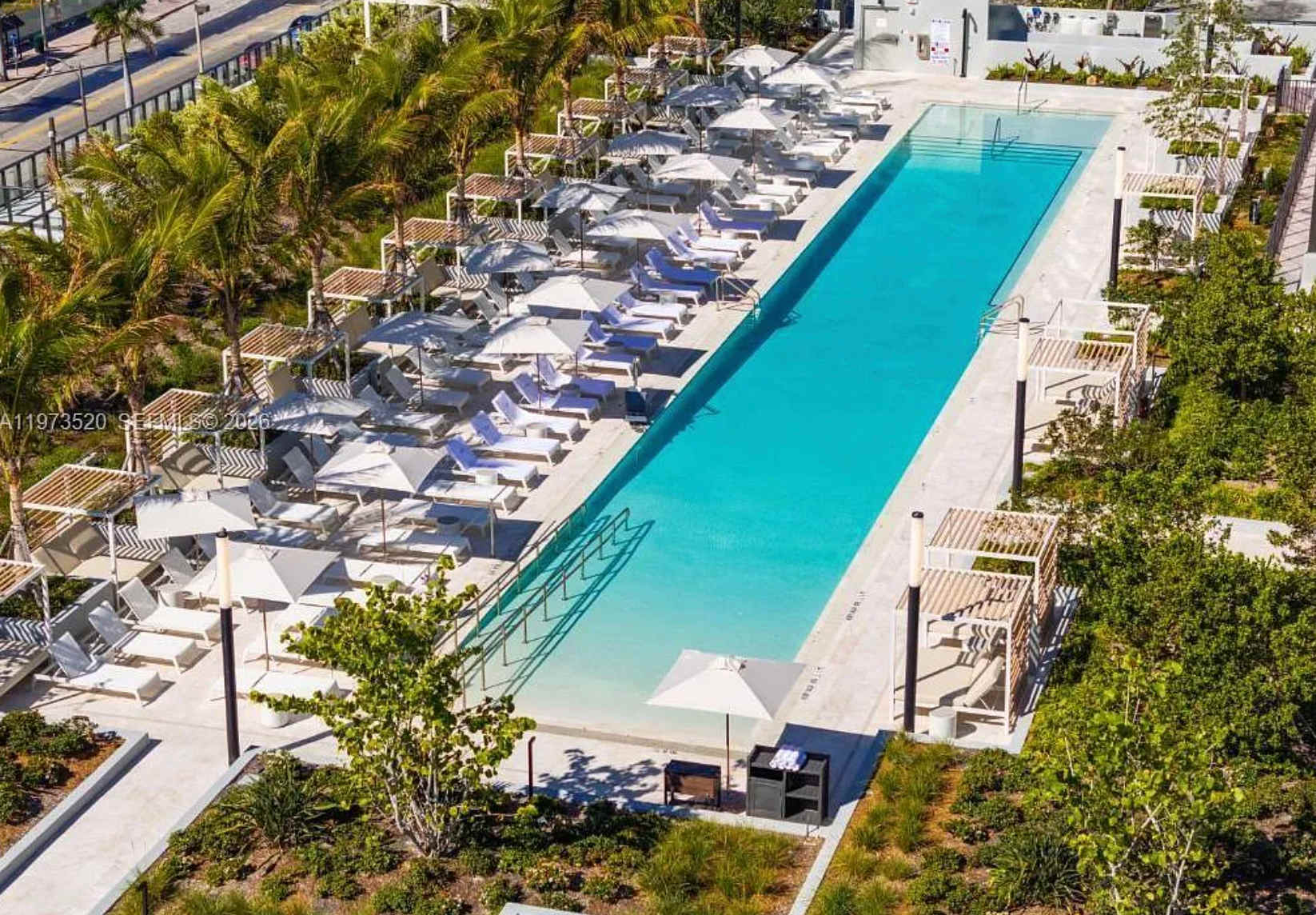 Oceanview Condo w/ Rooftop Pool & Balcony, Miami