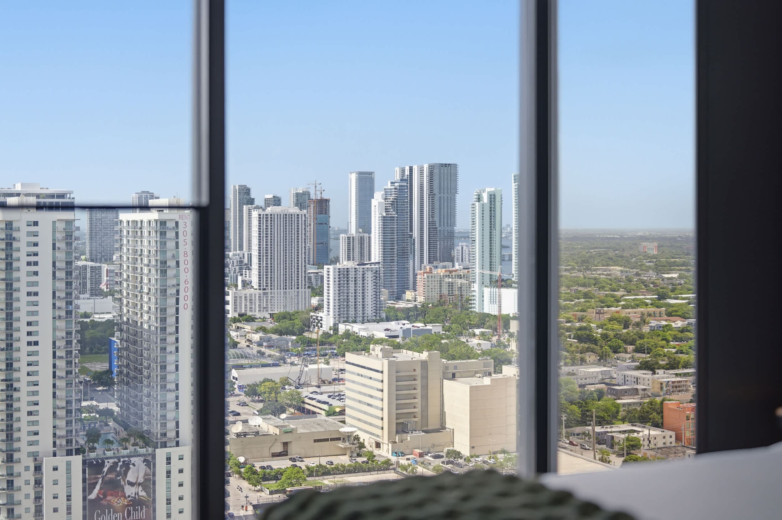 Luxury E11EVEN Suite w/ Bay Views & Rooftop Pool