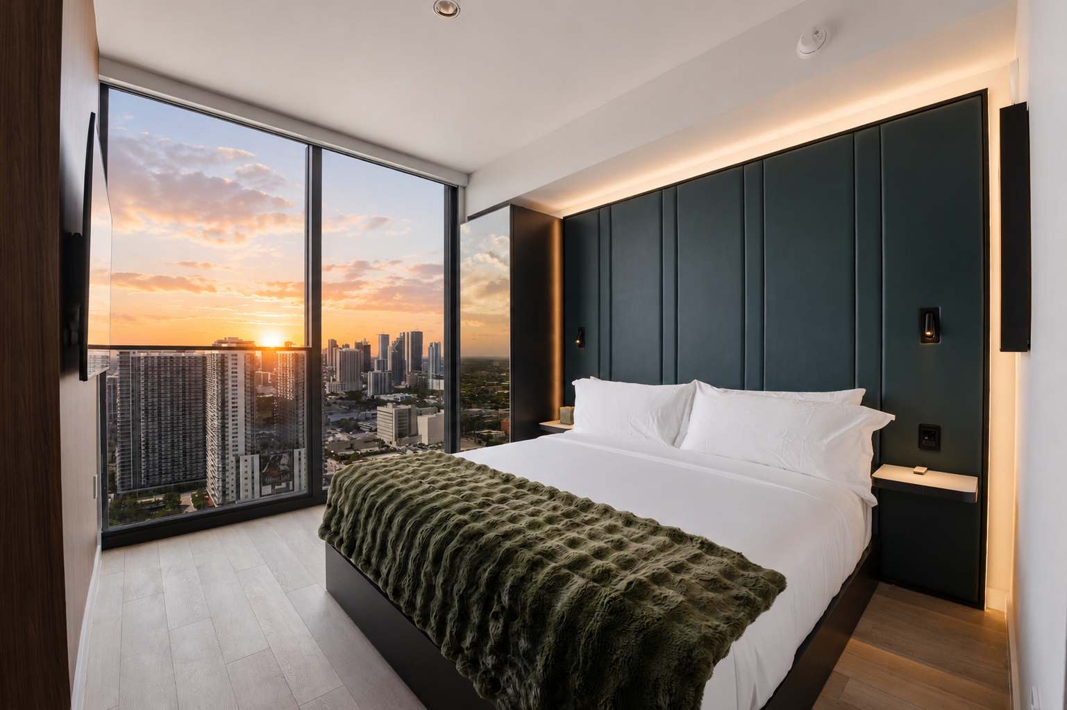 Luxury E11EVEN Suite w/ Bay Views & Rooftop Pool