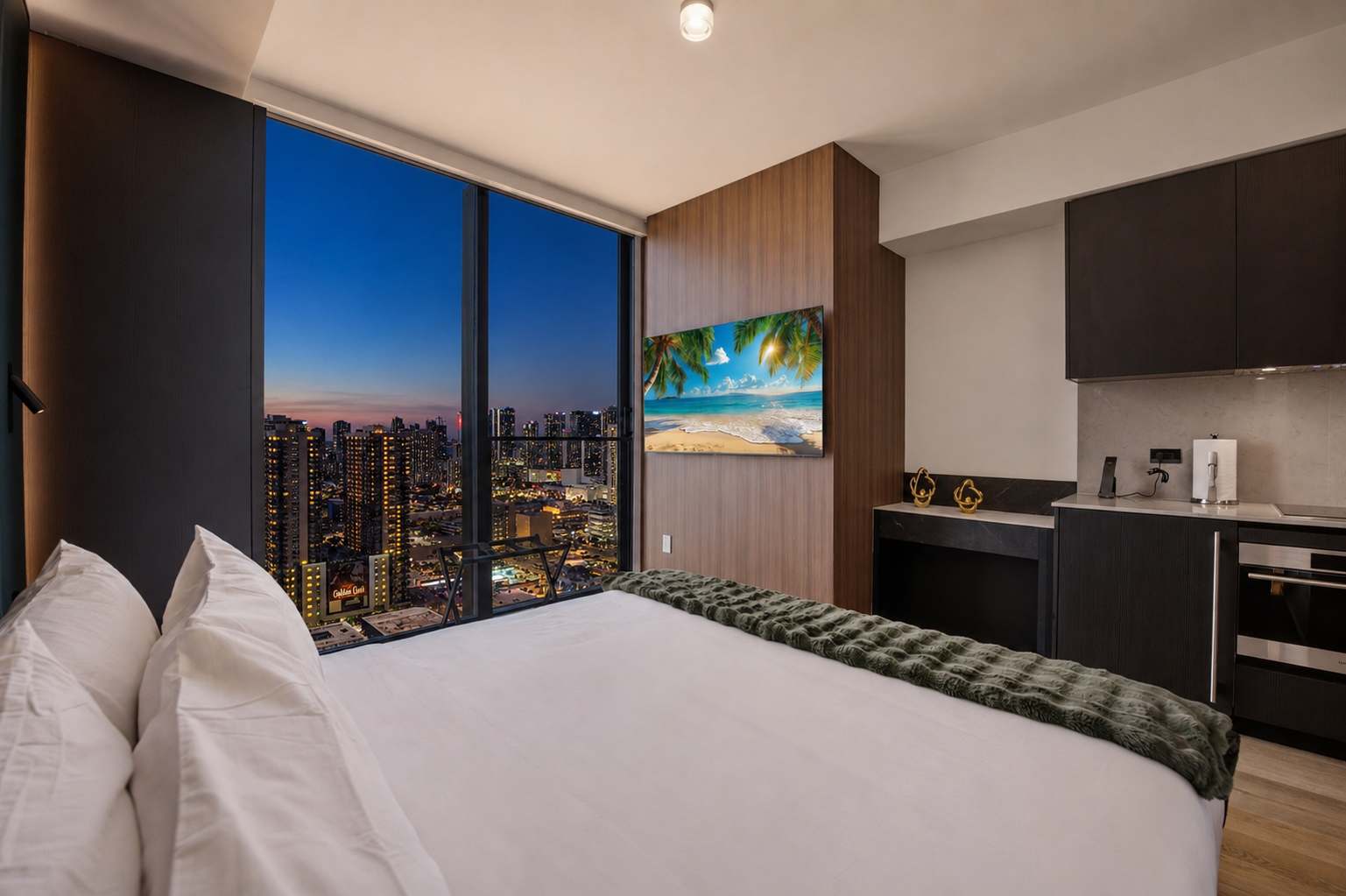 Luxury E11EVEN Suite w/ Bay Views & Rooftop Pool