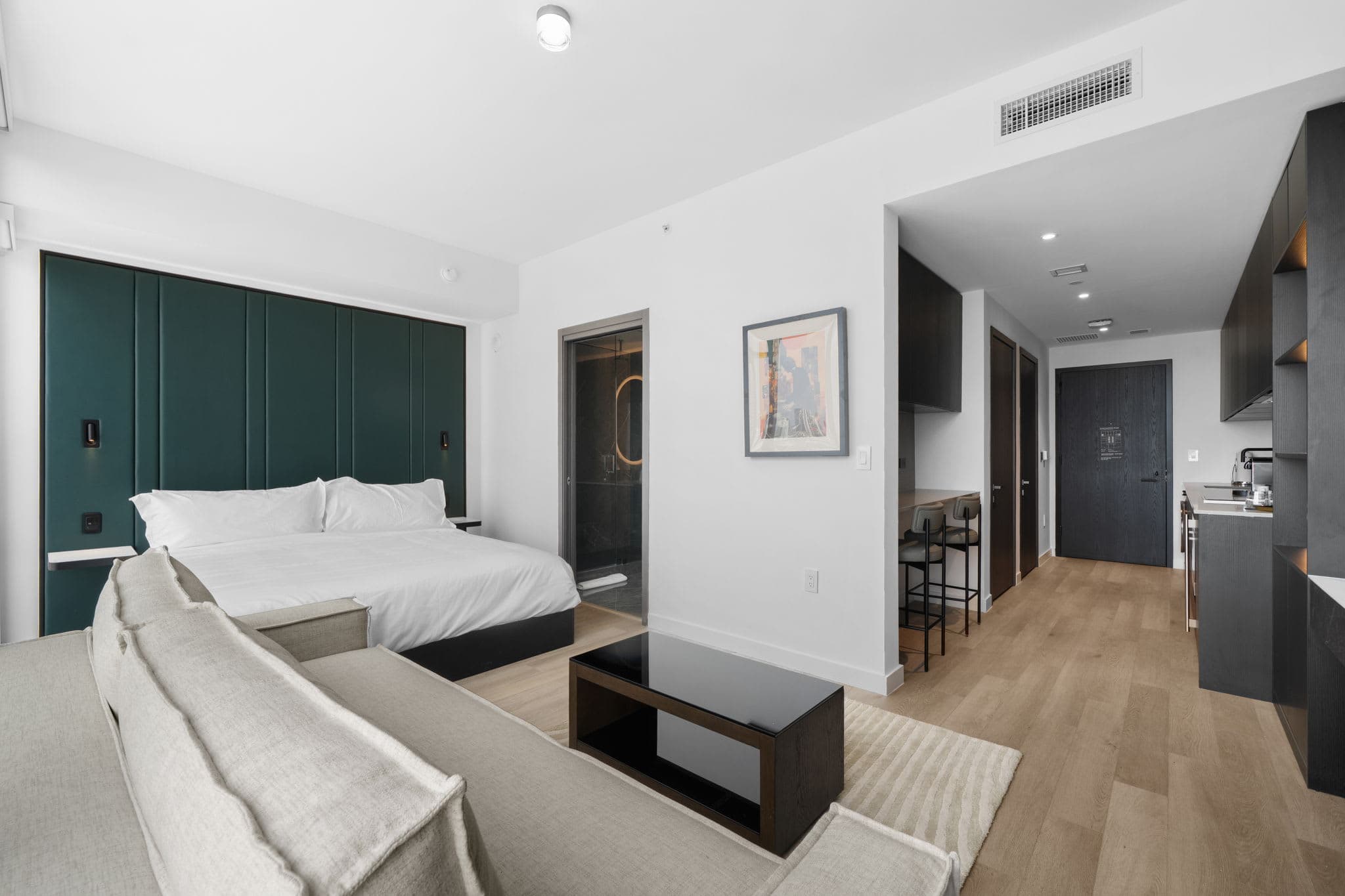 Luxury E11EVEN Miami Suite with Rooftop Pool and City View