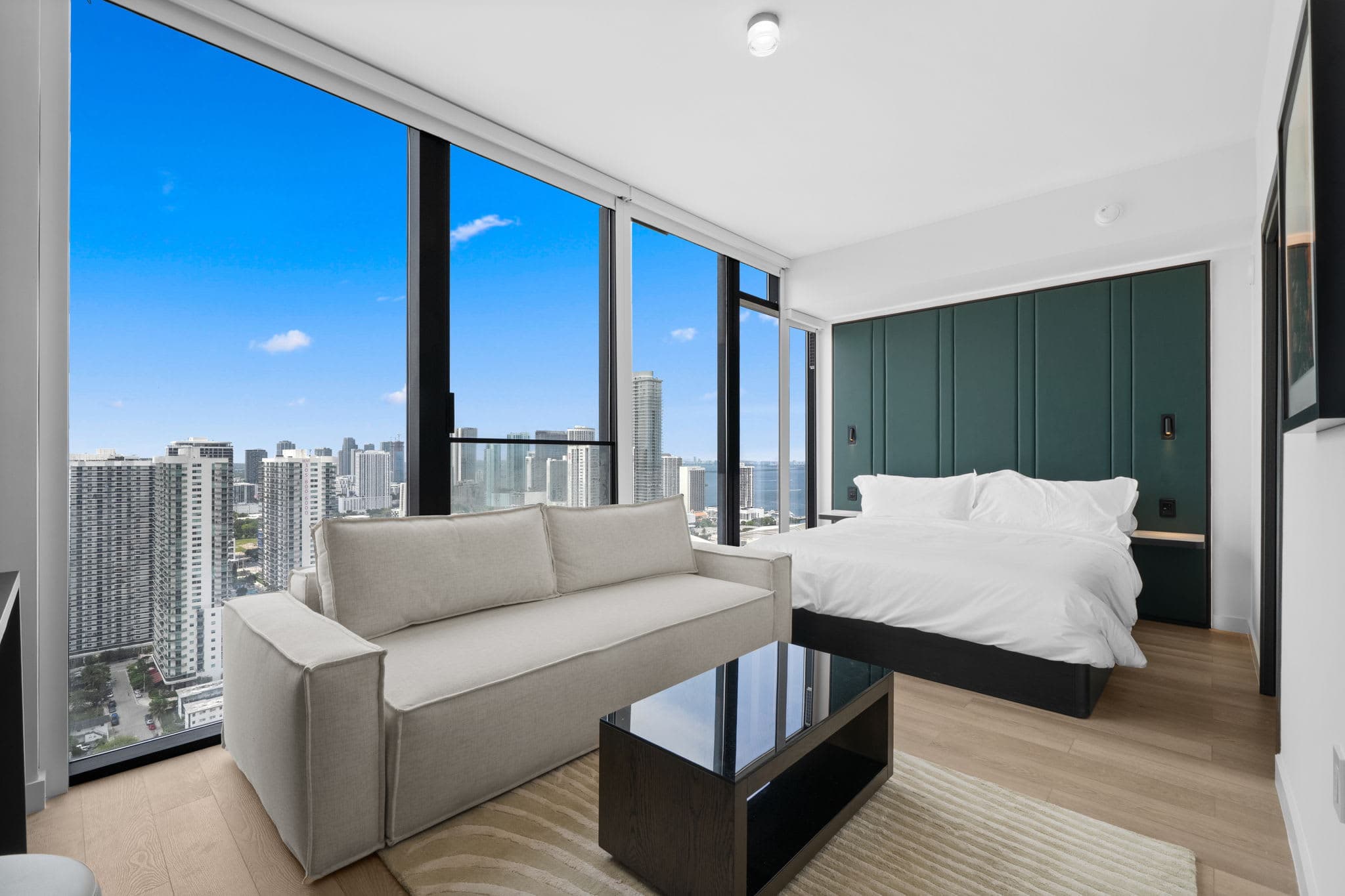 Luxury E11EVEN Miami Suite with Rooftop Pool and City View
