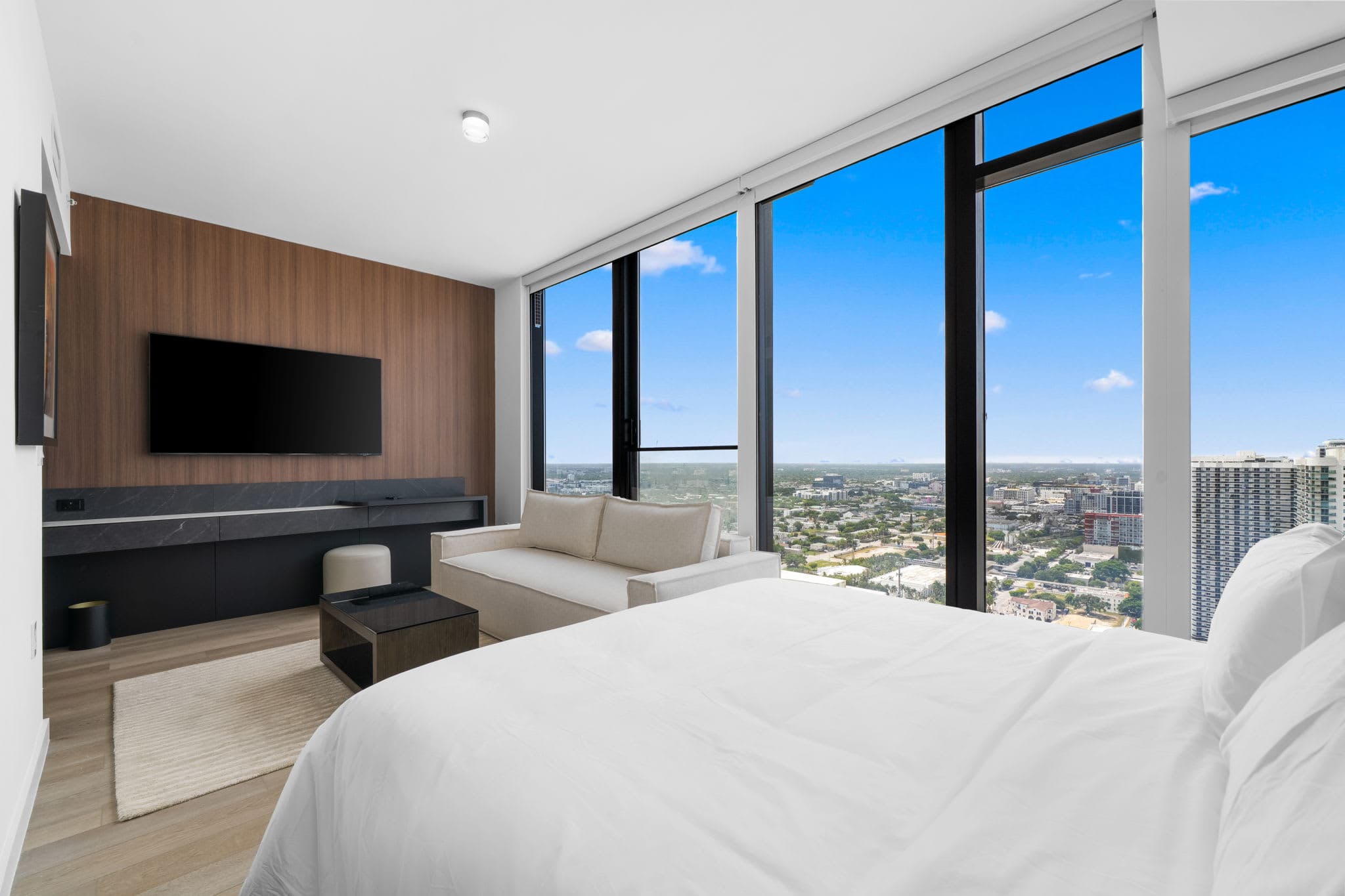 Luxury E11EVEN Miami Suite with Rooftop Pool and City View