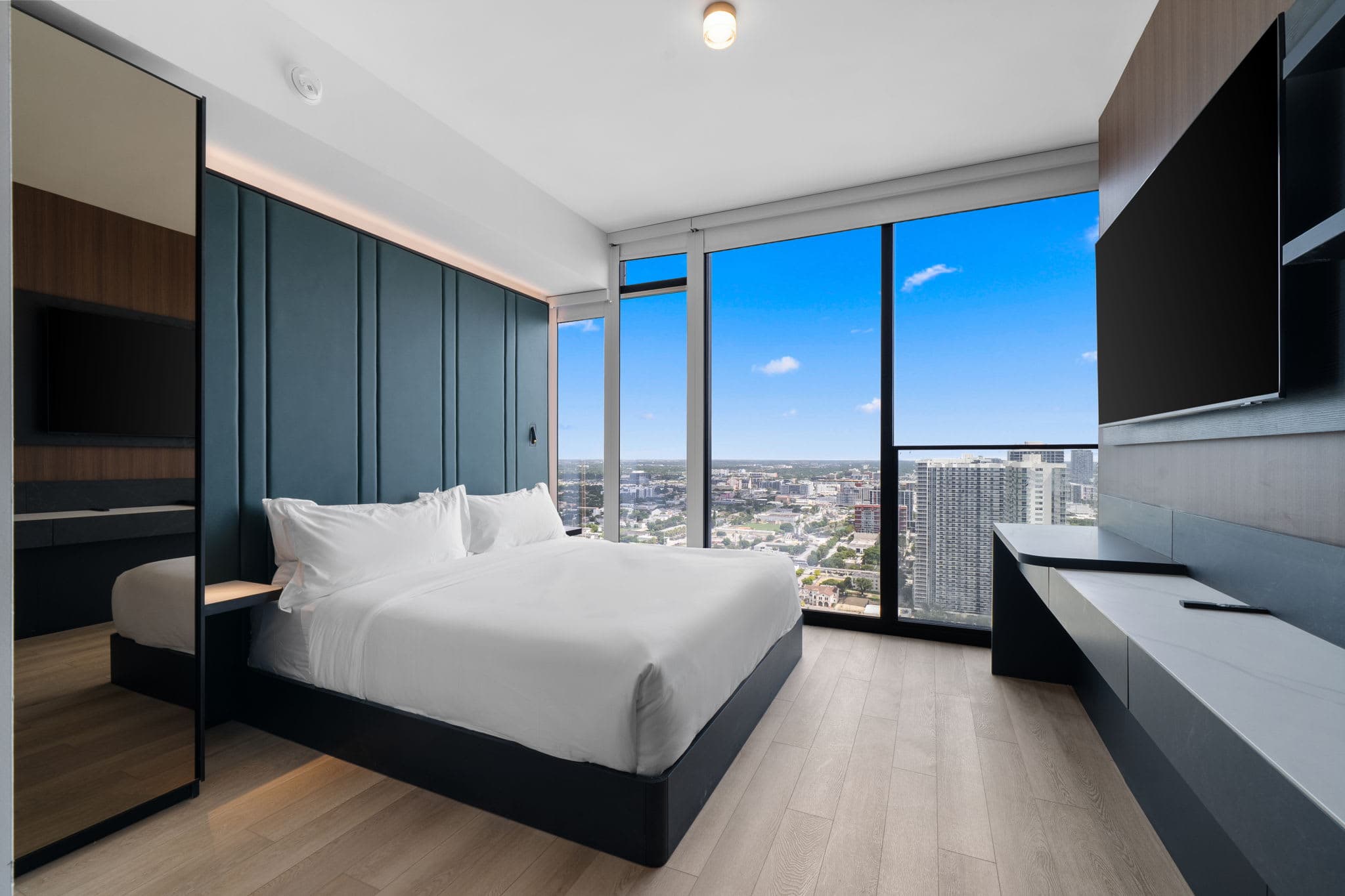 E11EVEN Studio Suite w/ Rooftop Pool City Views