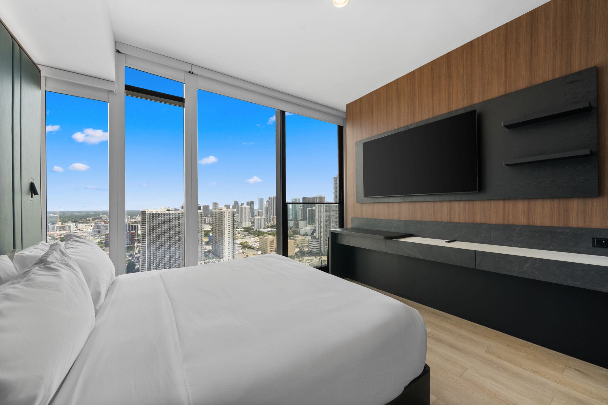 E11EVEN Studio Suite w/ Rooftop Pool City Views