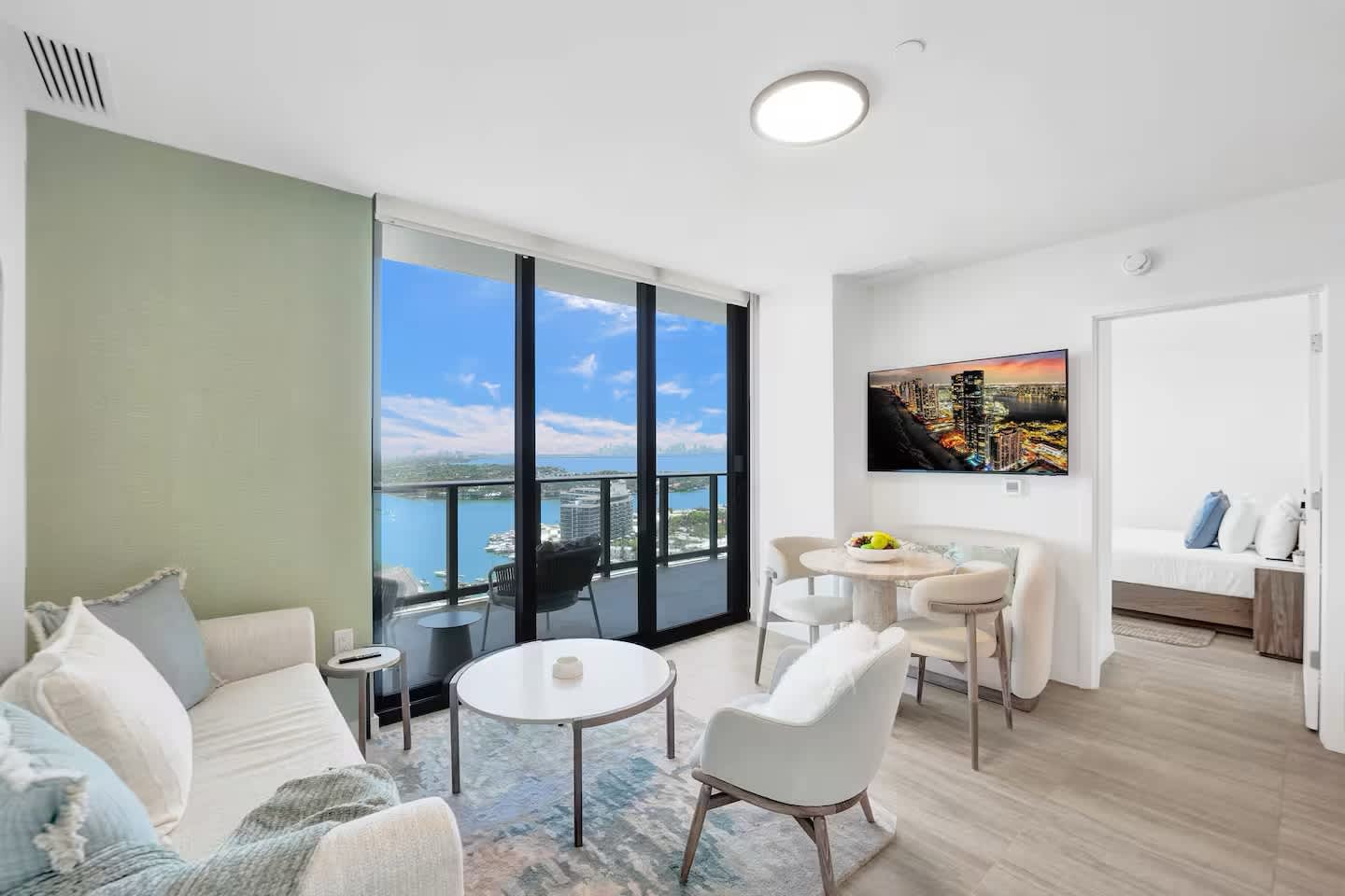 Miami Beach Luxury Ocean views Balcony & Pool