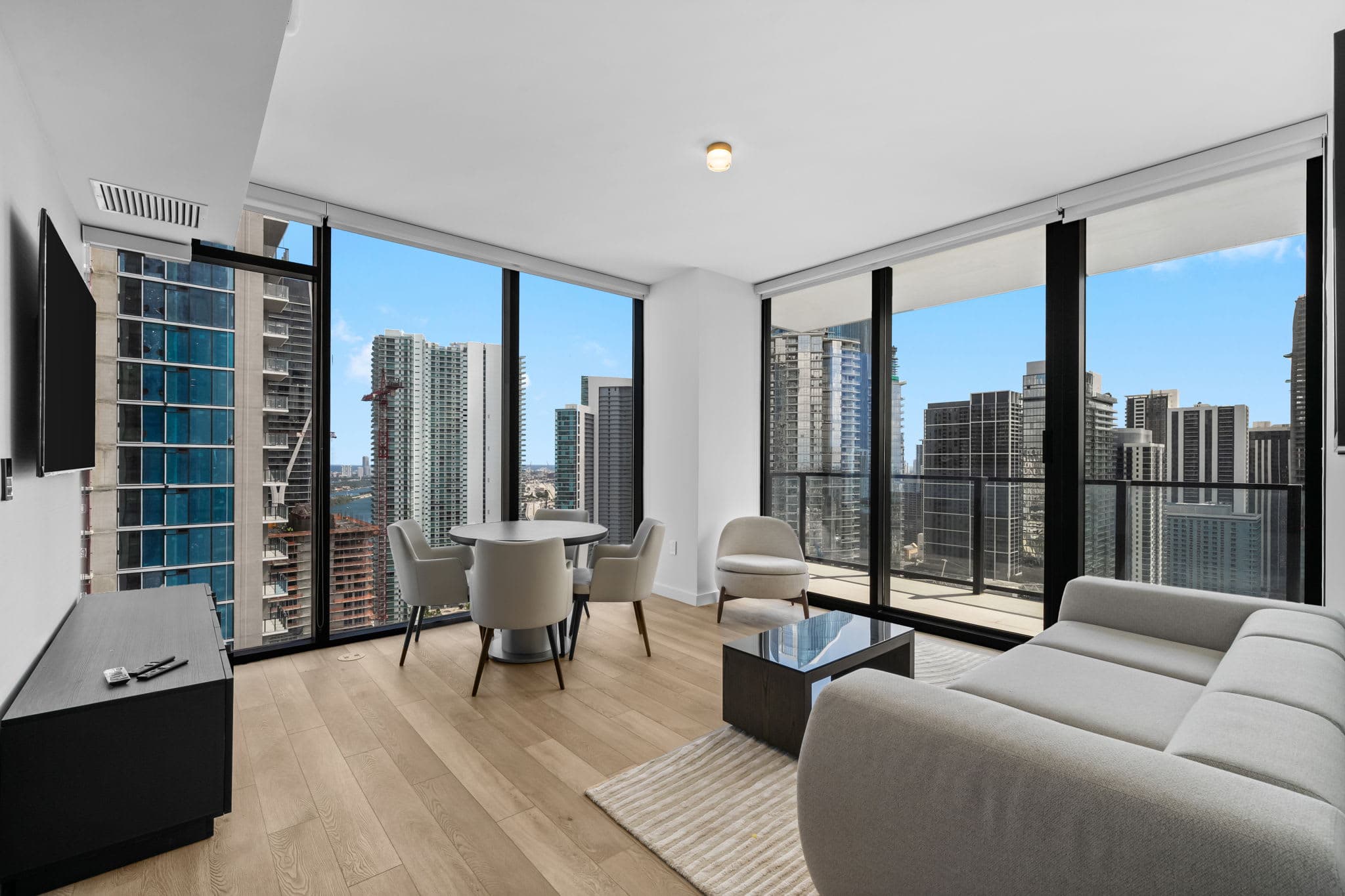 Luxury E11EVEN Panoramic Bay & City View Suites