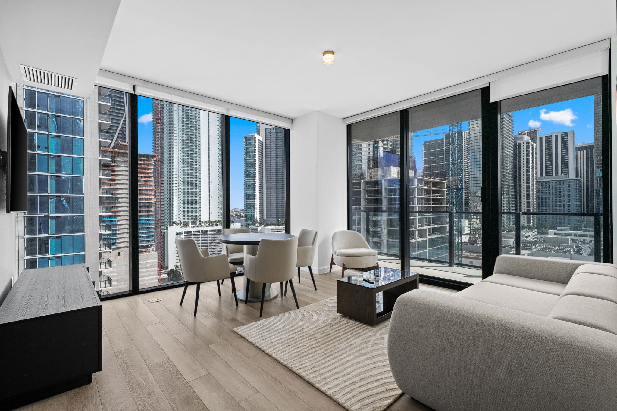 Elite E11EVEN Grand Suite Rooftop Pool and City Views