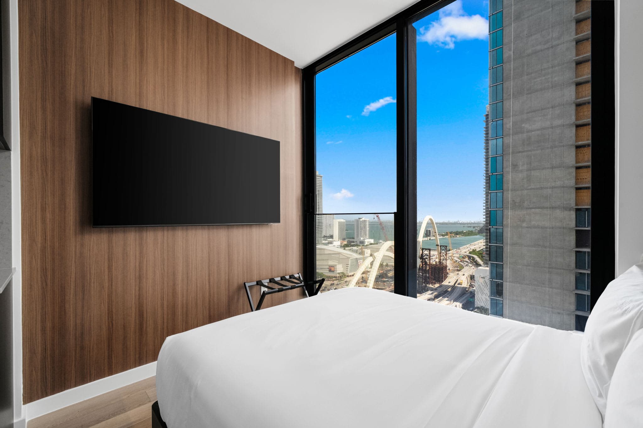 31st Floor Luxury Studio E11EVEN with Rooftop Pool & City Views